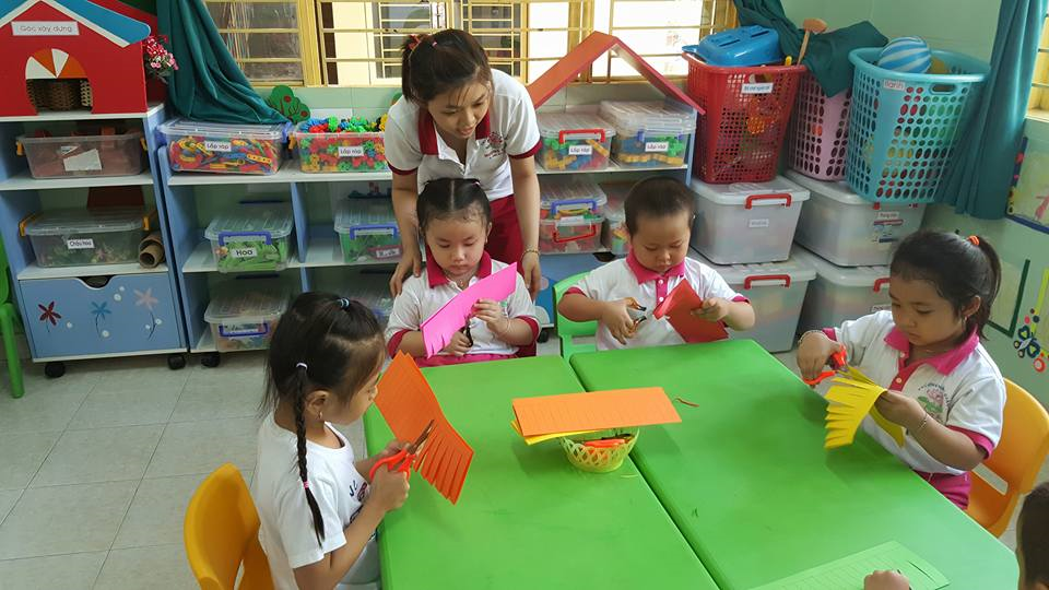 Bé làm lồng đèn LỚP CHỒI 1